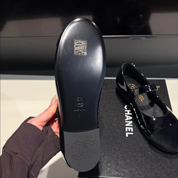 BRAND NEW CHANEL Black Patent Leather Mary Jane Flats - Picture 4 of 8